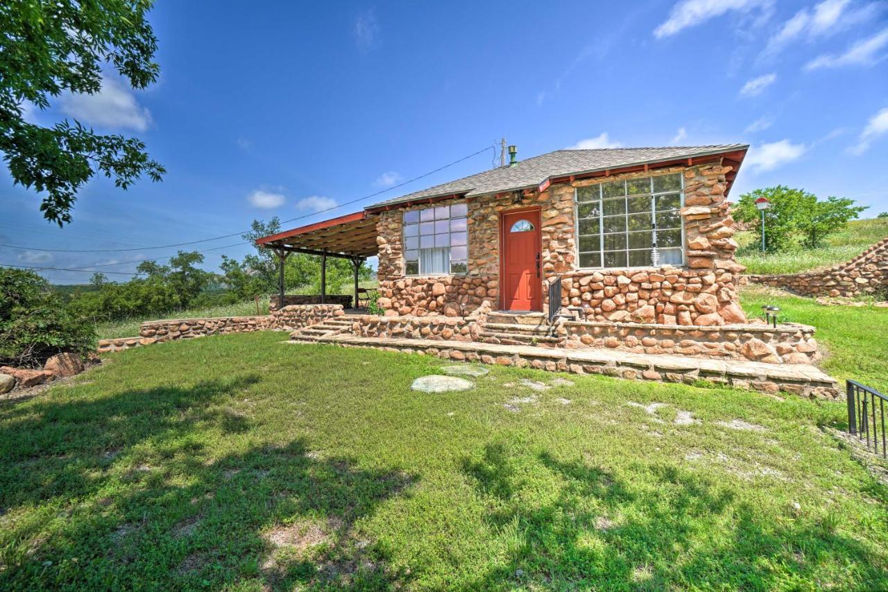 Enchanting Hilltop Cottage In Medicine Park! Exterior photo