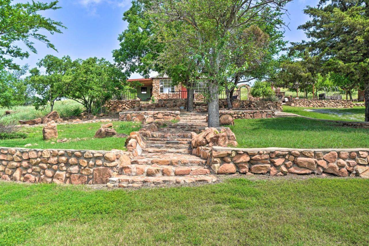 Enchanting Hilltop Cottage In Medicine Park! Exterior photo