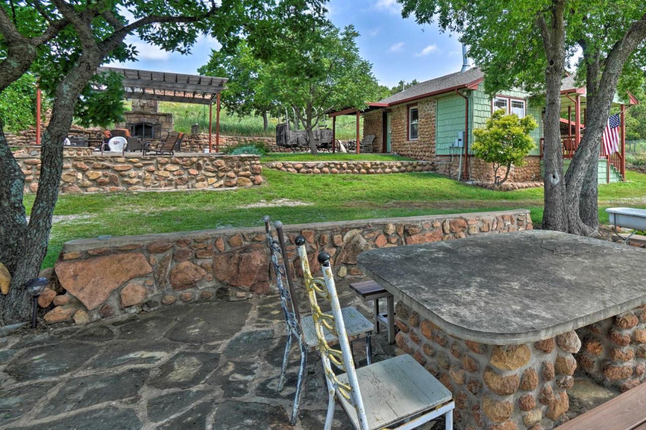 Enchanting Hilltop Cottage In Medicine Park! Exterior photo
