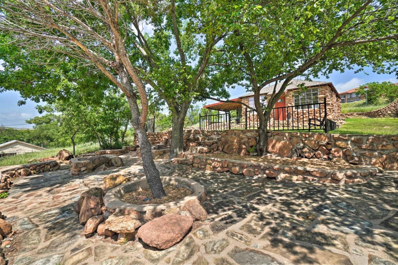 Enchanting Hilltop Cottage In Medicine Park! Exterior photo