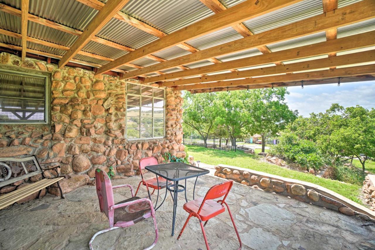 Enchanting Hilltop Cottage In Medicine Park! Exterior photo